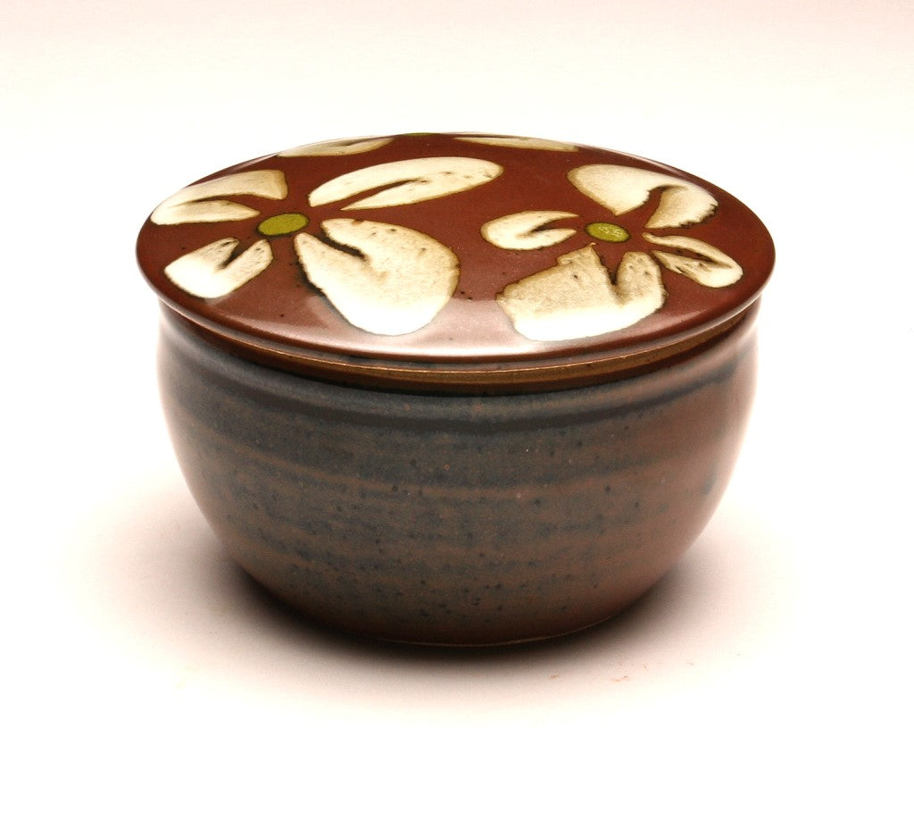 GH053 White Flower over Tenmoku Covered Box