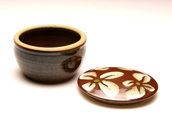 GH053 White Flower over Tenmoku Covered Box